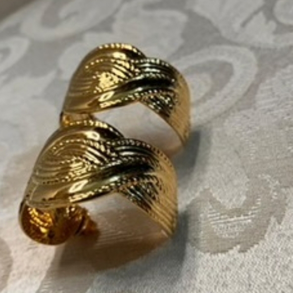 Vintage Gold Textured Hoop Earrings Bold Statement Wave Design Clip-On - Picture 9 of 15